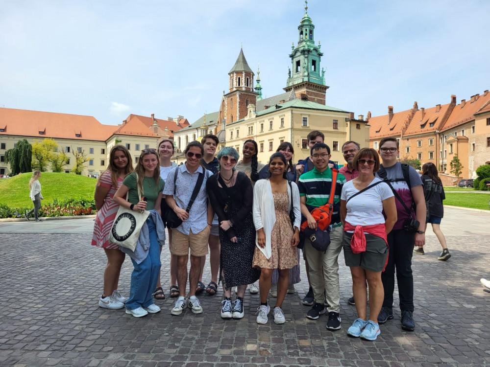 At Memory's Edge seminar participants outside the Royal Castle in Warsaw, 波兰. Assistant Director of the Global Experi...