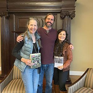 Current Mackey Chair Kimberly Blaeser (with her new book of poetry, 古老的光), 英语教授克里斯·芬克, and past Mackey Chair Bonnie Jo Campbell (with her new novel, 水).