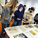 海伦·沃纳解剖学课的学生参观莱特艺术博物馆，通过艺术作品学习解剖学.