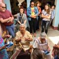 伯洛伊特学院的学生会见瓦哈卡州的艺术家, 工匠和博物馆馆长学习编织和染料制作过程. 他们...
