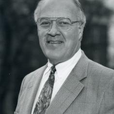 爱德华·C. Hoerr的57, 1985年至1998年担任伯洛伊特学院董事会成员，也是学院期间担任临时校长的四位校友之一...